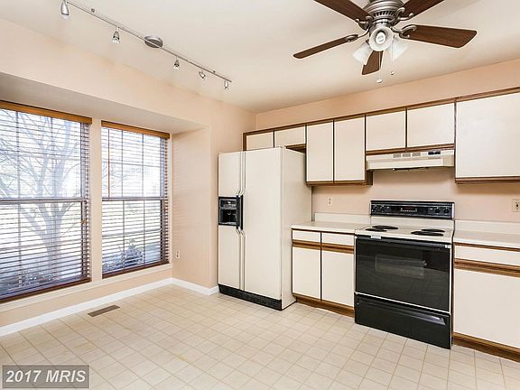 eat-in kitchen w bay window