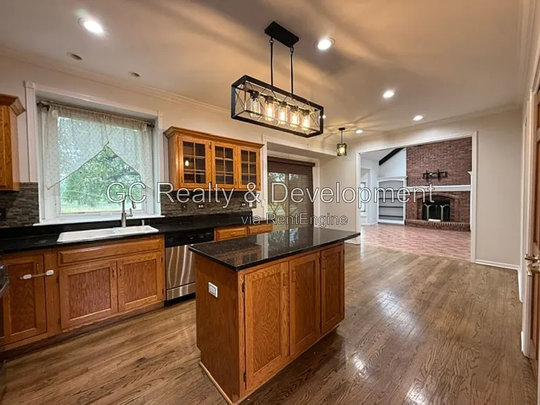882 Clarendon Ln — Photo 7