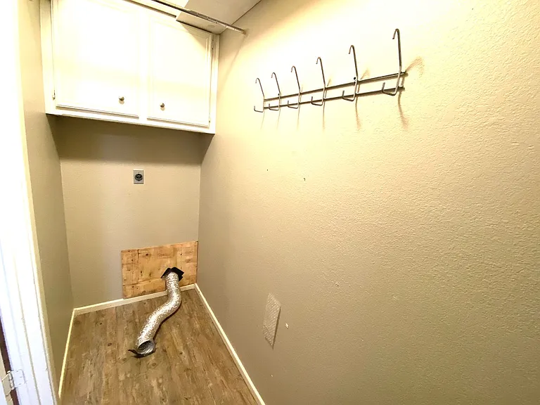 9818 Jordan Ave — Photo 7