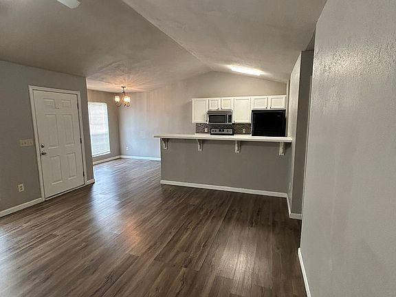 4th image of 135 Rockyreef Cir