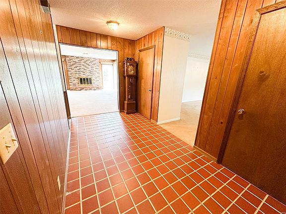 4th image of 2 S Elmer St