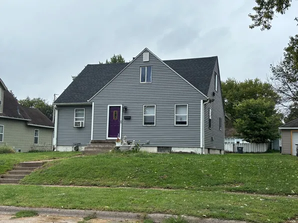 2440 Dunham St, Clinton, IA 52732