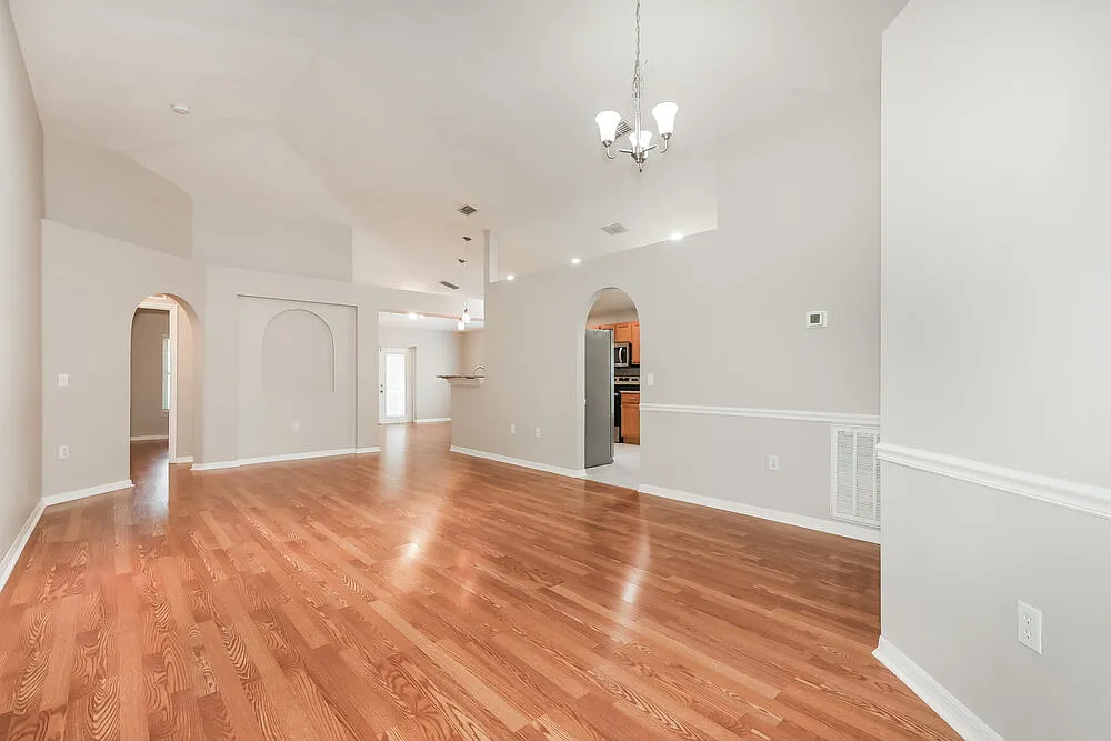 4 bed, 2.0 bath, 2010 sqft, $2,165 — Photo 4