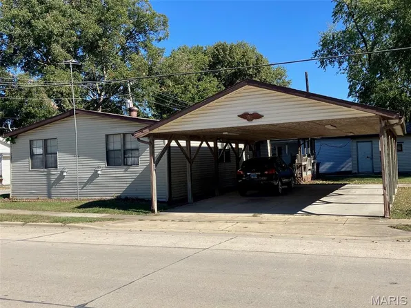 106 N Walnut St, Breese, IL 62230