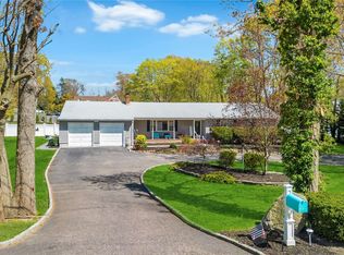293 Hoffman Ln, Hauppauge, NY 11749
