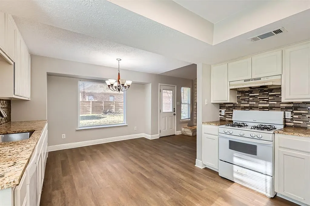 3 bed, 2.0 bath, 1286 sqft, $1,900 — Photo 4