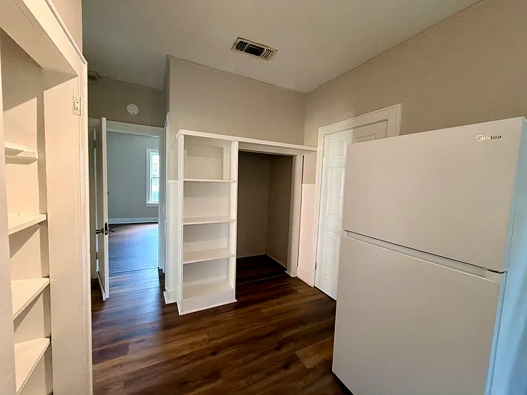 2307 Pine St — Photo 11