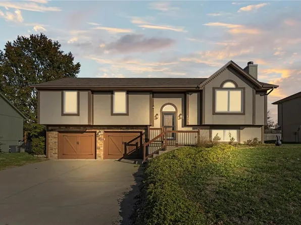 406 Blue Grass Dr, Raymore, MO 64083