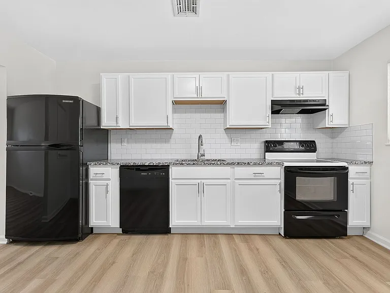 5168 Mapleridge Dr — Photo 2