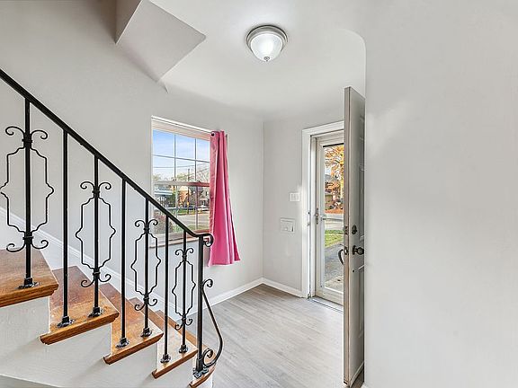 3rd image of 589 Woodside Hts