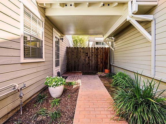4th image of 2110 De La Vina St Unit 9