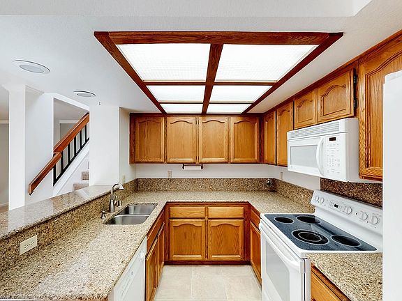 5th image of 7561 Creekridge Ln