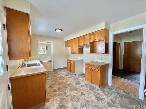 4th image of 1 Pickthorn Dr