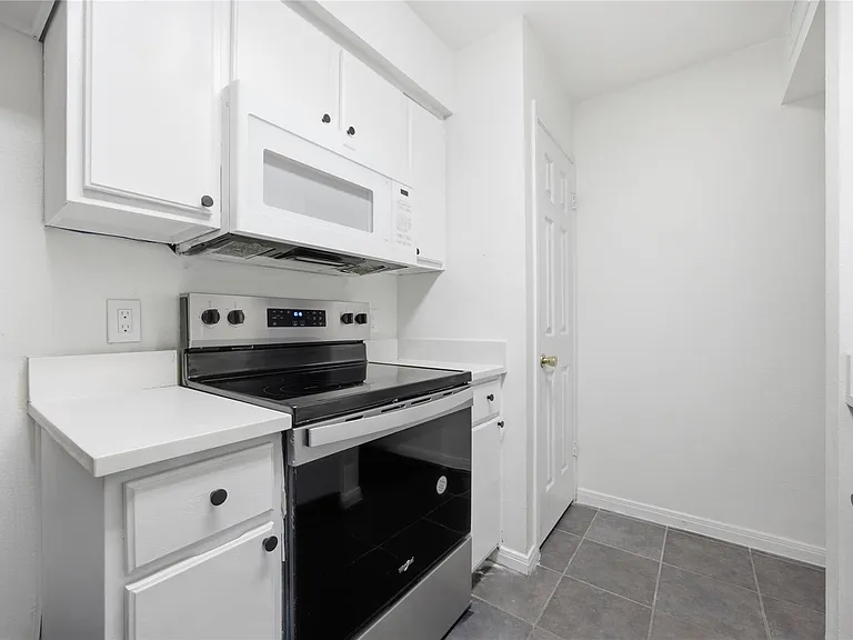 501 W 26th St #108 — Photo 17
