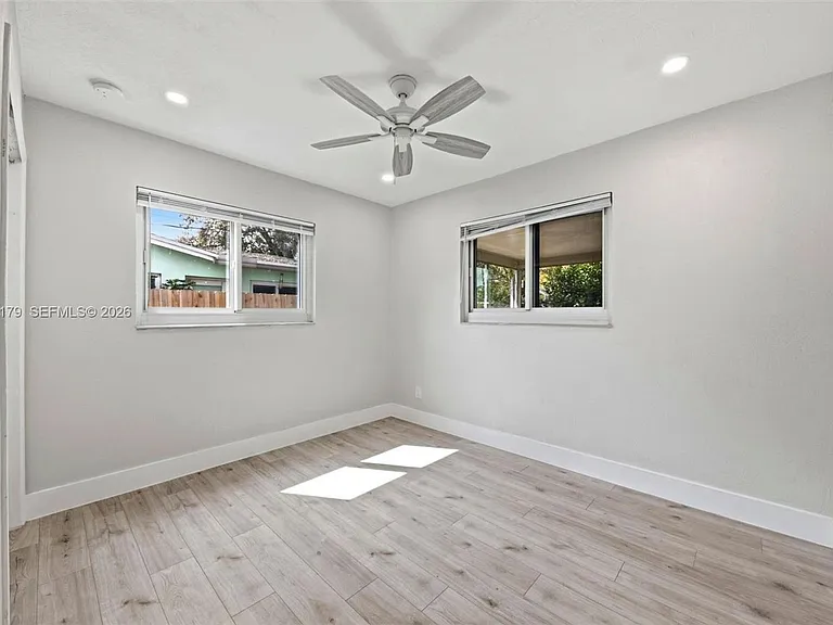 4561 SW 25th Ter — Photo 9