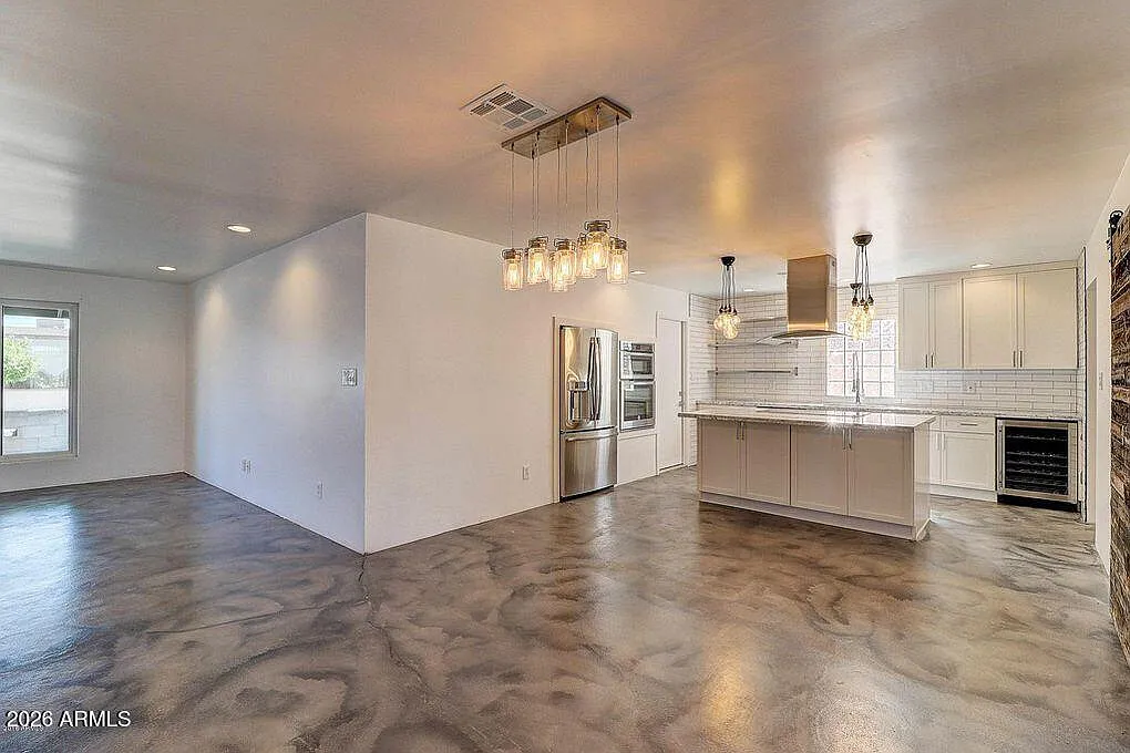 4 bed, 2.0 bath, 1884 sqft, $4,400 — Photo 3