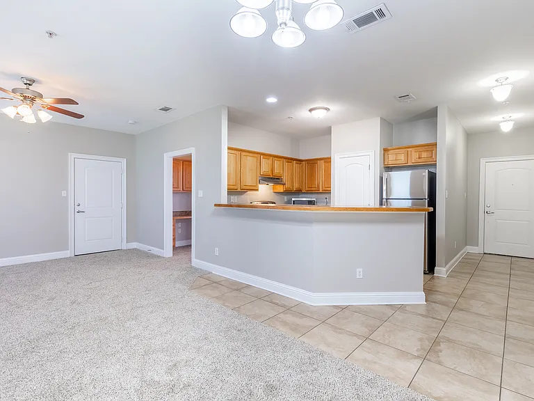 Oceanaire Apartments — Photo 9