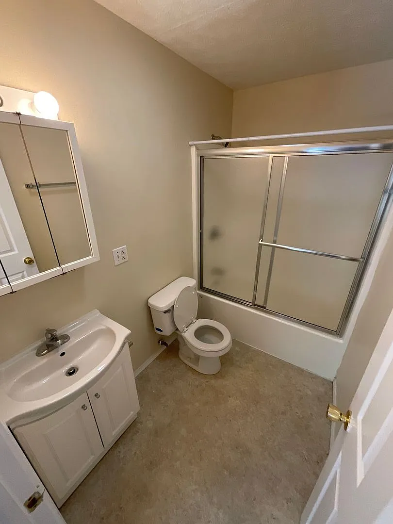 Available August 2027 5 Bed 3 Bath House Downtown — Photo 3