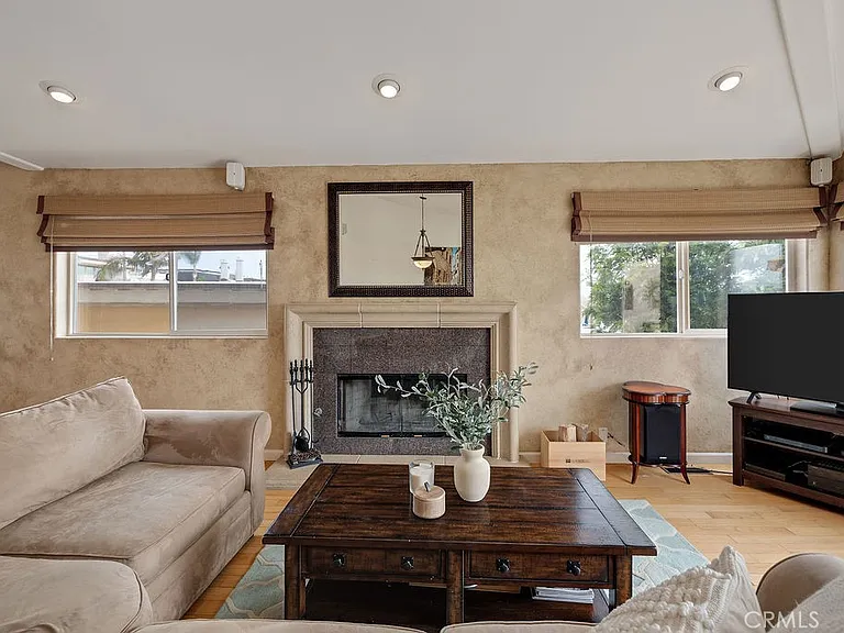 817 Monterey Blvd — Photo 2