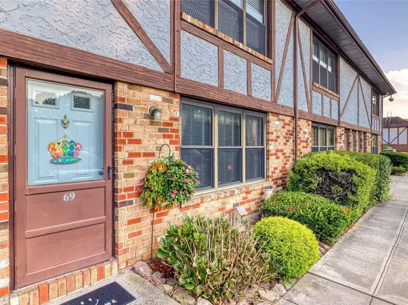 69 Bailey Court #69, Middle Island, NY 11953