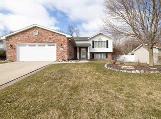 637 Redbud Ln, Lowell, IN 46356