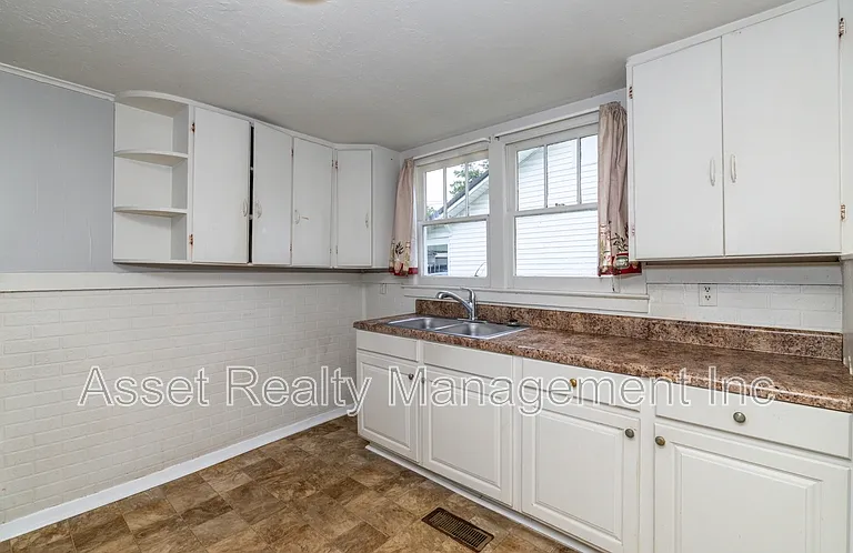 2608 Piedmont St — Photo 9