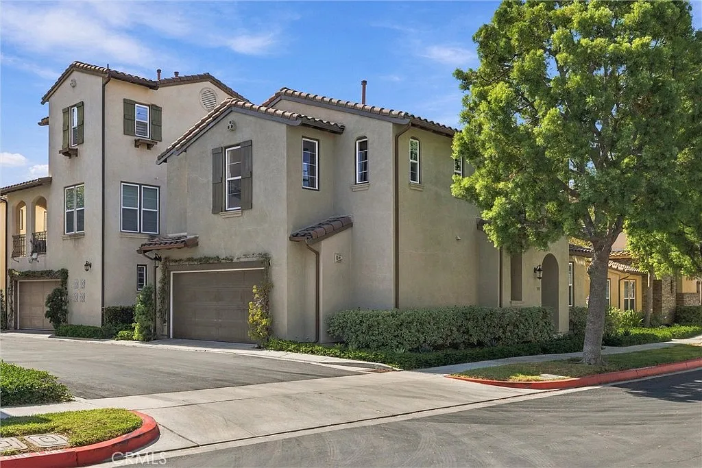 3 bed, 2.5 bath, 1869 sqft, $4,800 — Photo 2