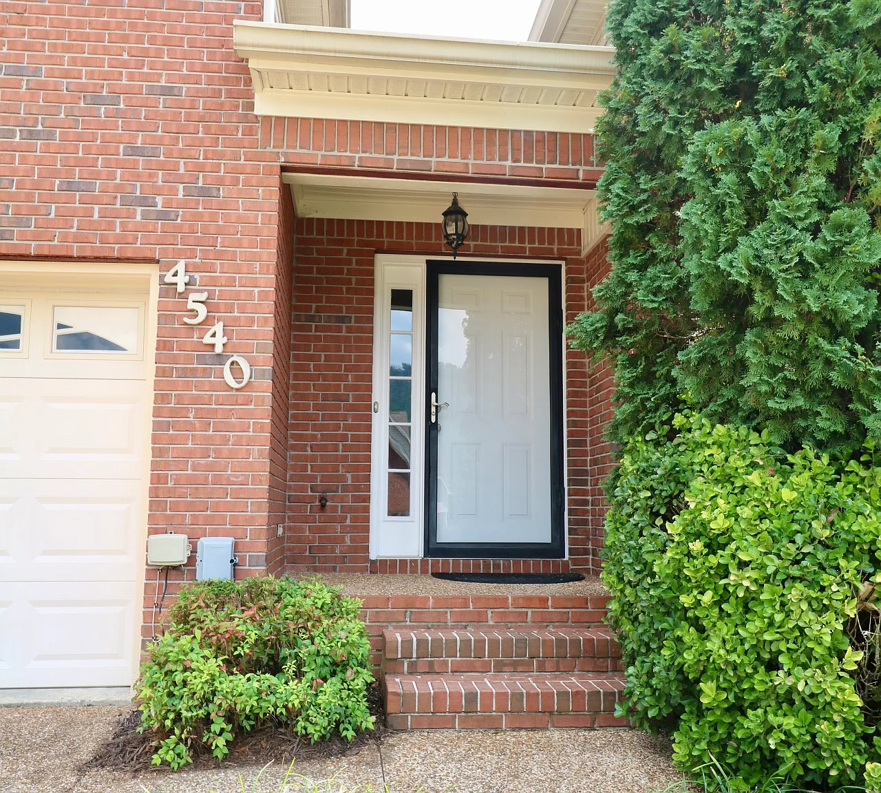 3 bed, 2.5 bath, 2149 sqft, $2,200 — Photo 2