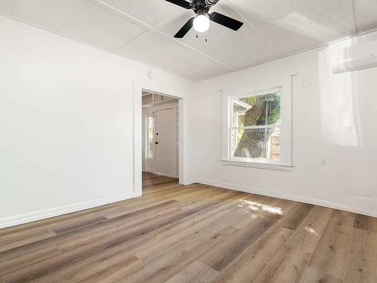 210 1/2 C St — Photo 4