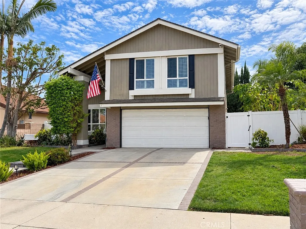 4 bed, 2.5 bath, 2029 sqft, $5,500 — Photo 1
