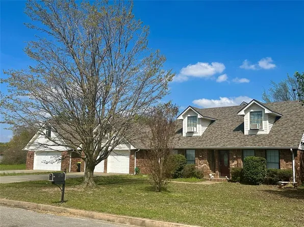 105 Gardenwood Dr, Holdenville, OK 74848