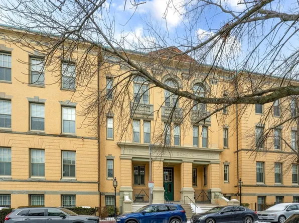 350 W 4th St APT 313, South Boston, MA 02127