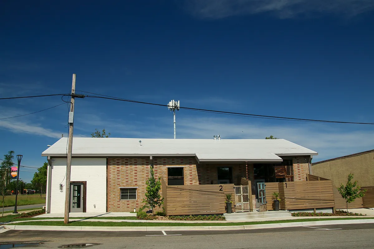 Building Photo - 1020 E 6th St #2