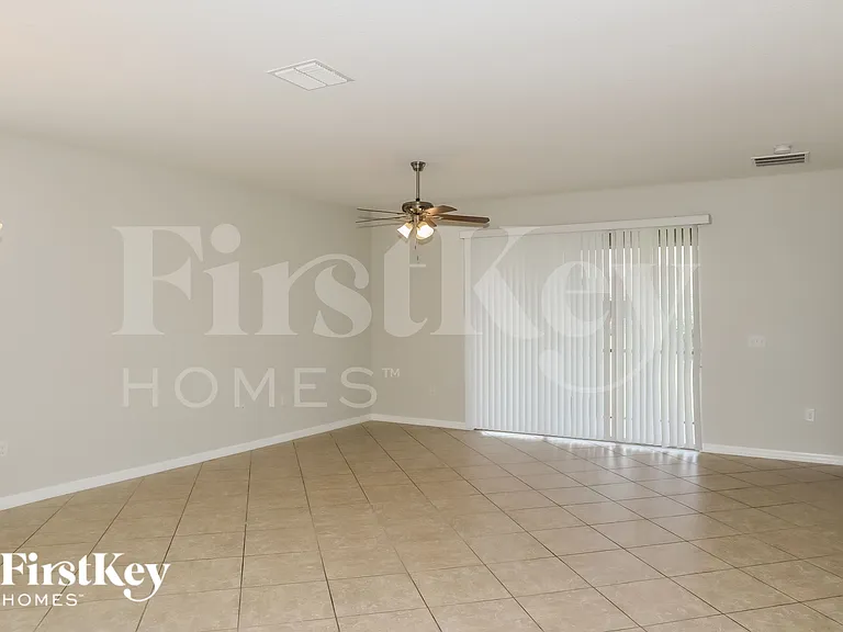 2309 Grantham Ave — Photo 2