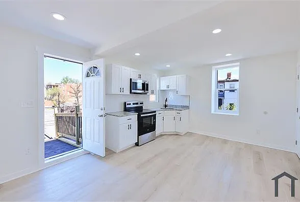 2330 Bryant Ave #4 — Photo 14