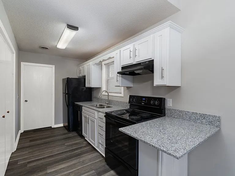 Country Shores Apartments — Photo 10