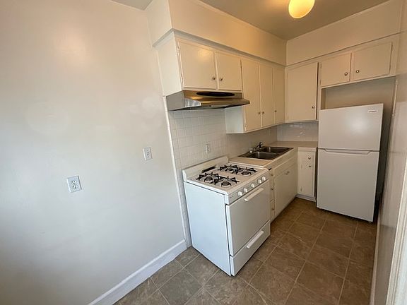 5th image of 445 Oak St APT 3