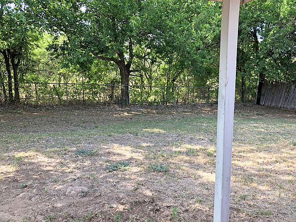 Fenced backyard 2/2