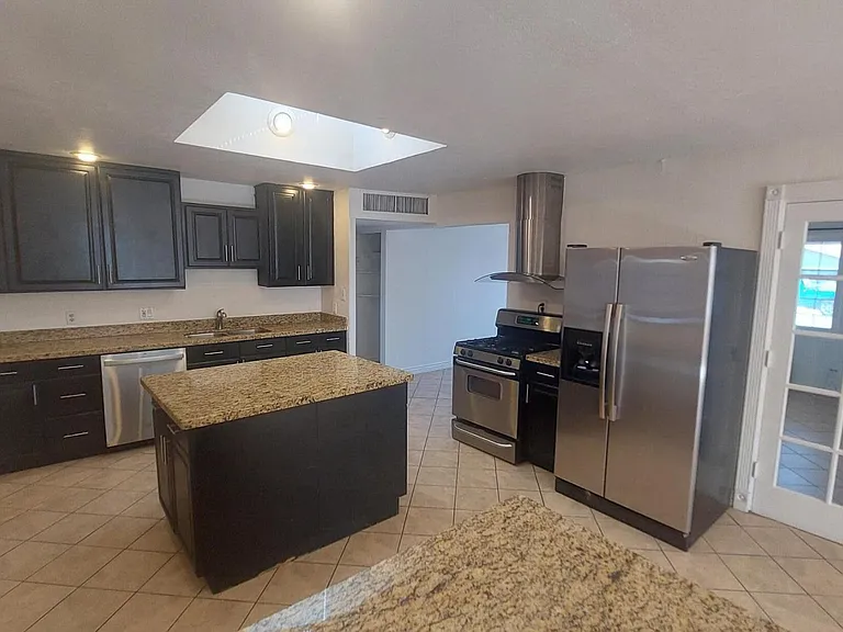 2448 W Freeway Ln — Photo 9