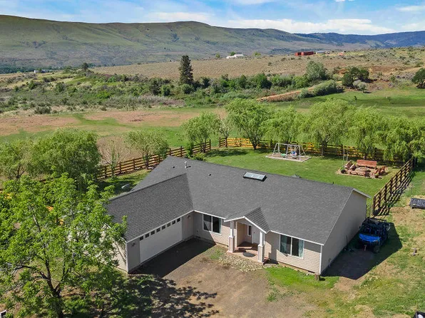 590 Pine Mountain Dr, Yakima, WA 98903