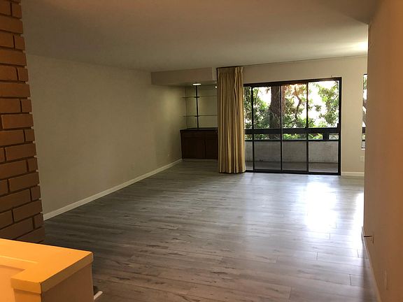 3rd image of 4425 Whitsett Ave Unit 105
