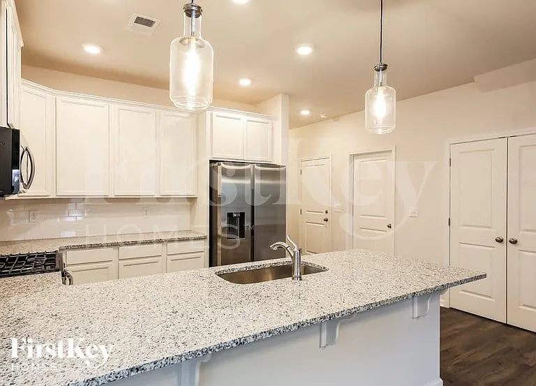 410 Stonefence Dr — Photo 6