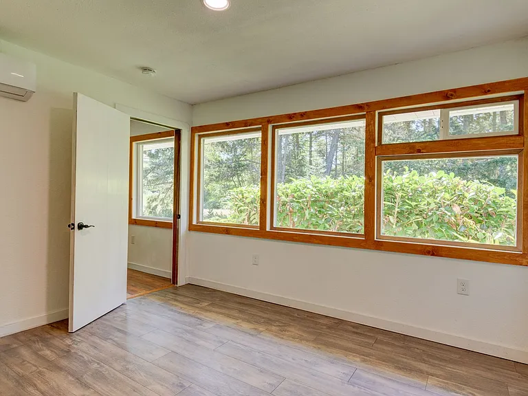 1736 W Beach Rd — Photo 11