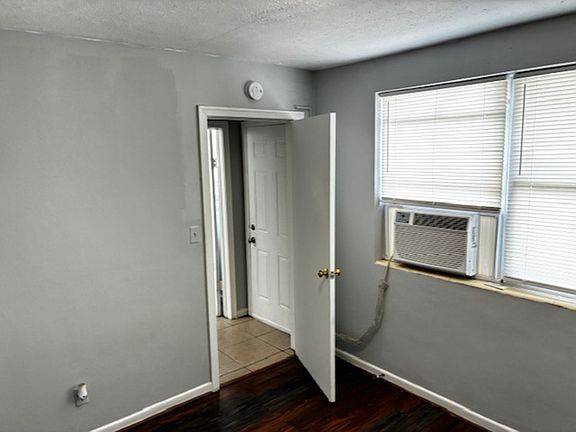 3rd image of 5228 Lexington Ave #1