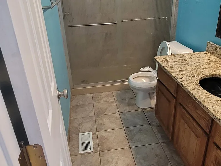 1004 Oakwood Dr — Photo 4