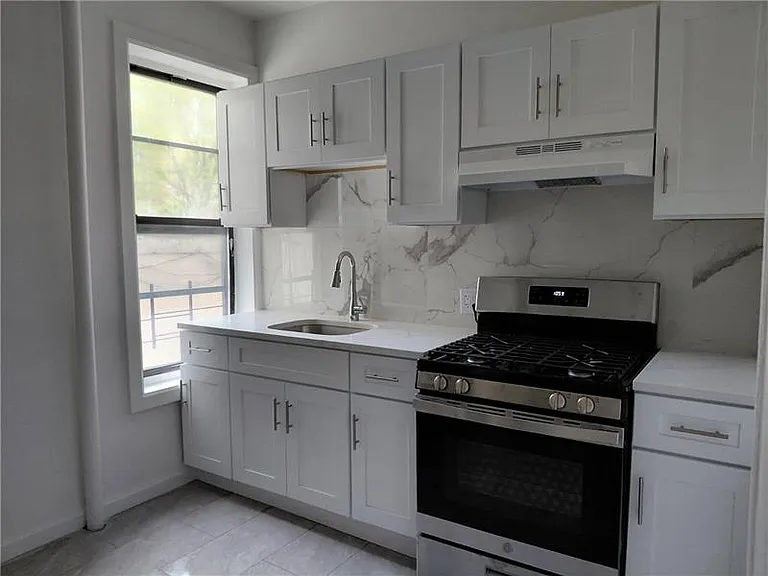 1409 W 4th St #6 — Photo 1