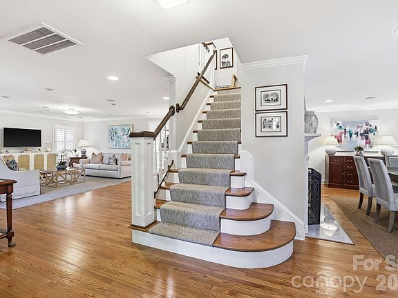 5th image of 2927 Somerset Dr