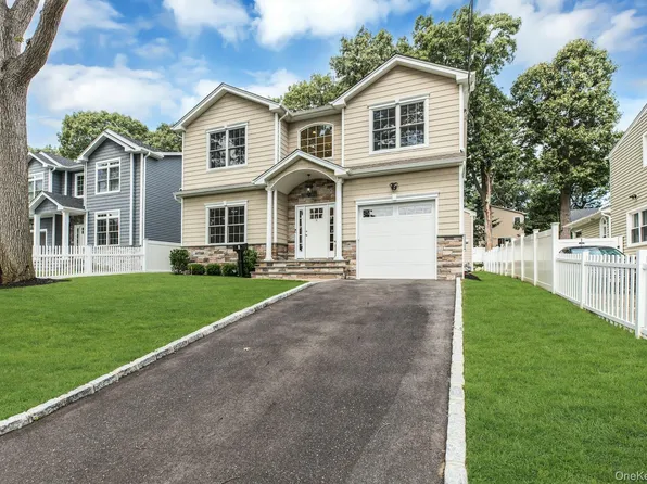 9 Hickory Road, Bayville, NY 11709