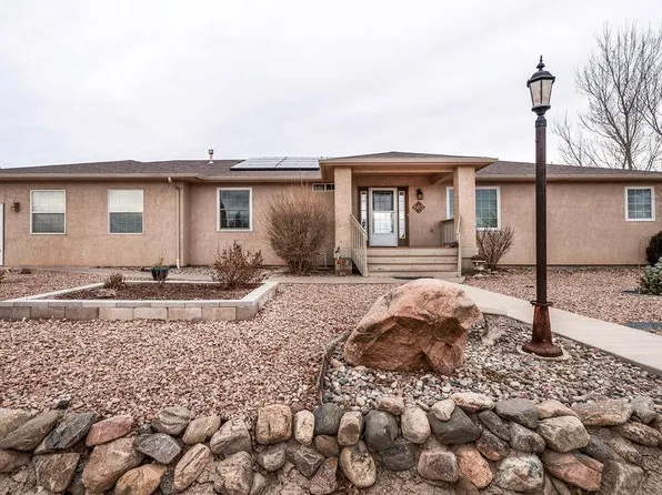 683 E Paradise Dr, Pueblo West, CO 81007