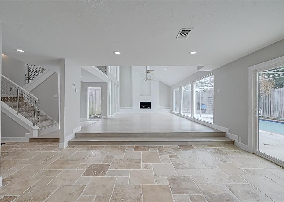 1st image of 915 Daria Dr